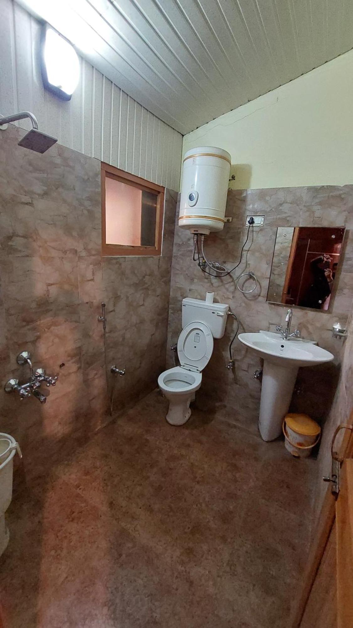 Hotel Outlook Pahalgam Ngoại thất bức ảnh